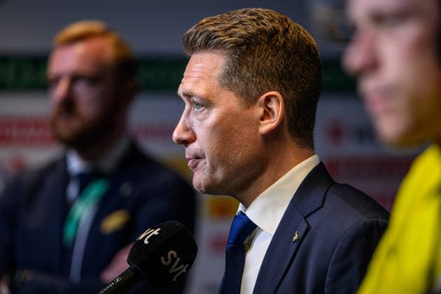 260523 Head coach Sam Hallam of Sweden in the mixed zone after the 2026 IIHF Ice Hockey World Championship match between Norway and Sweden on May 23, 2026 in Fribourg Photo Jesper Zerman BILDBYRAN kod JZ JZ0727 ishockey ice hockey ishockey vm 2026 vm 2026 iihf world championship norge norway sverige sweden bbeng  Copyright: JESPERxZERMAN BB260523JZ077