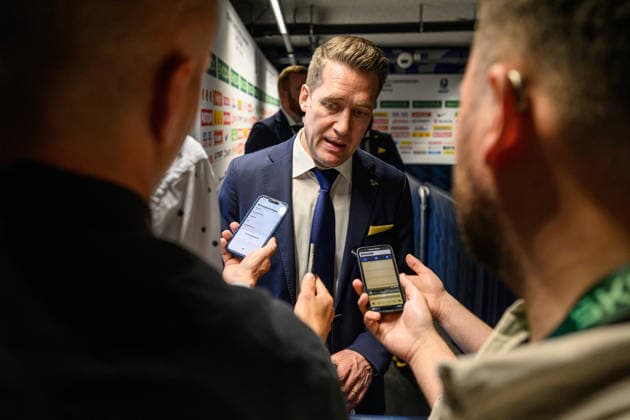 260523 Head coach Sam Hallam of Sweden in the mixed zone after the 2026 IIHF Ice Hockey World Championship match between Norway and Sweden on May 23, 2026 in Fribourg Photo Jesper Zerman BILDBYRAN kod JZ JZ0727 ishockey ice hockey ishockey vm 2026 vm 2026 iihf world championship norge norway sverige sweden bbeng  Copyright: JESPERxZERMAN BB260523JZ082