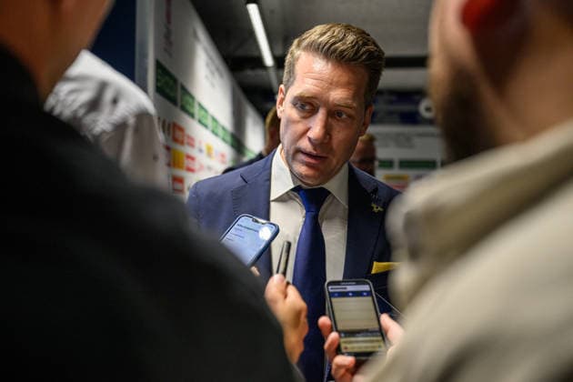 260523 Head coach Sam Hallam of Sweden in the mixed zone after the 2026 IIHF Ice Hockey World Championship match between Norway and Sweden on May 23, 2026 in Fribourg Photo Jesper Zerman BILDBYRAN kod JZ JZ0727 ishockey ice hockey ishockey vm 2026 vm 2026 iihf world championship norge norway sverige sweden bbeng  Copyright: JESPERxZERMAN BB260523JZ083