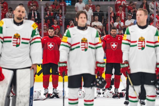 ZURICH, ZURICH - MAY 23: Switzerland players listen to the national anthem while Hungary players stand in the foreground and the Switzerland flag is raised following the 2026 IIHF World Championship, WM, Weltmeisterschaft Preliminary Round Group A match between Switzerland and Hungary at Swiss Life Arena on May 23, 2026 in Zurich, Zurich, Switzerland. Copyright: xLivioxBaeriswylx xSPPx Sportspressphoto_152968