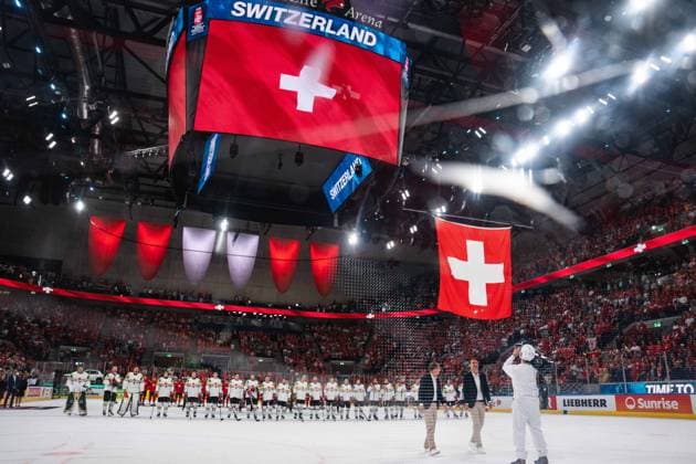 ZURICH, ZURICH - MAY 23: Switzerland players listen to the national anthem while Hungary players stand in the foreground and the Switzerland flag is raised following the 2026 IIHF World Championship, WM, Weltmeisterschaft Preliminary Round Group A match between Switzerland and Hungary at Swiss Life Arena on May 23, 2026 in Zurich, Zurich, Switzerland. Copyright: xLivioxBaeriswylx xSPPx Sportspressphoto_152971