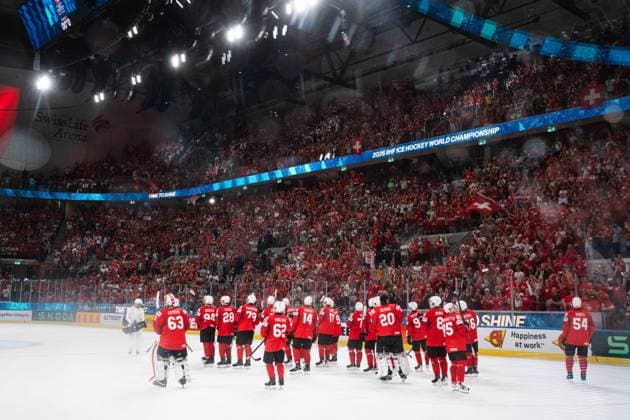 ZURICH, ZURICH - MAY 23: Switzerland national team, Nationalteam stars celebrate with fans following the game as W?Nuss vo Bümpliz is played during the 2026 IIHF World Championship, WM, Weltmeisterschaft Preliminary Round Group A match between Switzerland and Hungary at Swiss Life Arena on May 23, 2026 in Zurich, Zurich, Switzerland. Copyright: xLivioxBaeriswylx xSPPx Sportspressphoto_152972