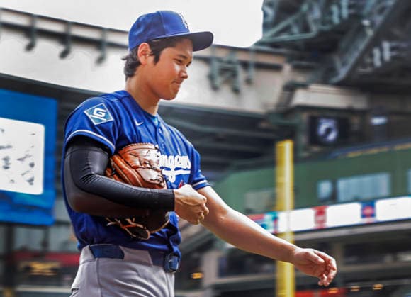 Los Angeles Dodgers designated hitter Shohei Ohtani walks to the dugout after warming up in the outfield before the start of the MLB, Baseball Herren, USA game between the Los Angeles Dodgers and the Milwaukee Brewers at American Family Field in Milwaukee, Wisconsin on Saturday, May 23, 2026.  MIL20260523801 TANNENxMAURY