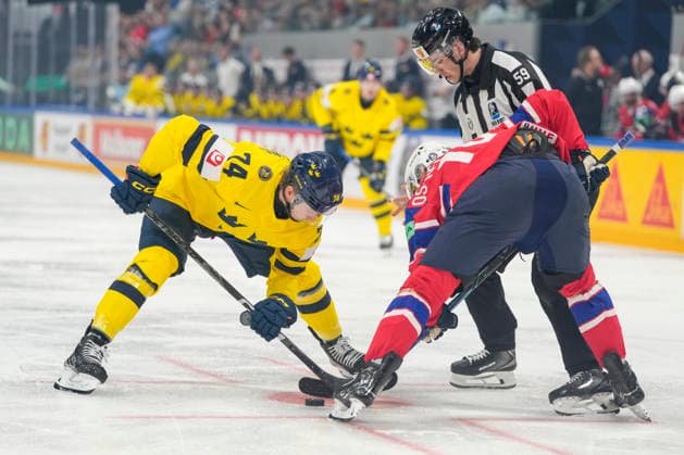 FRIBOURG, SWITZERLAND MAY 23 Rasmus Asplund of Sweden facing Havard OSTREM Salsten of Norway at face off during the 2026 IIHF Ice Hockey World Championship Switzerland game between Norway and Sweden at BCF Arena on May 23, 2026 in Fribourg, Fribourg Fribourg BCF Arena Fribourg Switzerland Copyright: xJustPictures.ch JarixPestelaccix jp-en-EuSpIm-JP6_JAR_Norway_Sweden_23May2026_00026