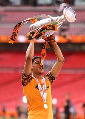 Middlesbrough gegen Hull City 23. Mai 2026, London EFL Championship Playoff Finale Middlesbrough gegen Hull City Cody Drameh von Hull City feiert mit der Playoff Trophy Foto Jacques Feeney Offside London UK  Copyright: xJacquesxFeeneyx xOffsidexOffside