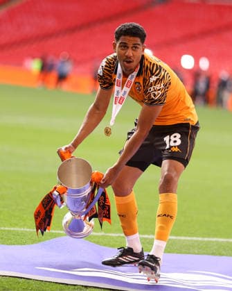 Middlesbrough gegen Hull City 23. Mai 2026, London EFL Championship Playoff Finale Middlesbrough gegen Hull City Cody Drameh von Hull City feiert mit der Playoff Trophy Foto Jacques Feeney Offside London UK  Copyright: xJacquesxFeeneyx xOffsidexOffside