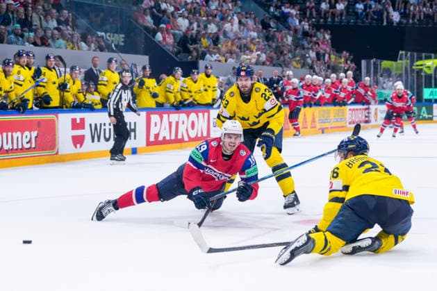 FRIBOURG, SWITZERLAND MAY 23 Havard OSTREM Salsten of Norway L against Oliver Ekman larsson of Sweden C and Erik Brannstrom of Sweden R during the 2026 IIHF Ice Hockey World Championship Switzerland game between Norway and Sweden at BCF Arena on May 23, 2026 in Fribourg, Fribourg Fribourg BCF Arena Fribourg Switzerland Copyright: xJustPictures.ch JarixPestelaccix jp-en-EuSpIm-JP6_JAR_Norway_Sweden_23May2026_00119