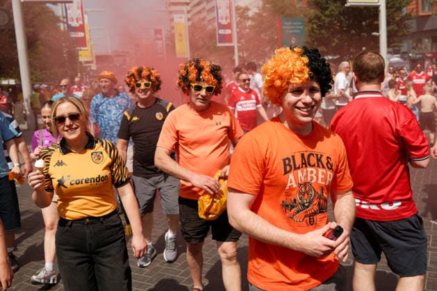 Middlesbrough gegen Hull City 23. Mai 2026, London EFL Championship Playoff Finale Middlesbrough gegen Hull City Hull-Fans laufen den Wembley Way hinunter Foto Jacques Feeney Offside London UK  Copyright: xJacquesxFeeneyx xOffsidexOffside
