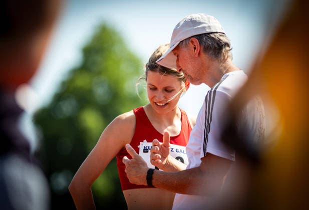 B S Kurpfalz Gala Weinheim, 23 05 2026 During the jump analysis high jumper Maryna Kovtunova GER TS Herzogenaurach with her coach B S Kurpfalz Gala on 23 05 2026 at the Sepp Herberger Stadium in Weinheim Baden Württemberg Copyright: xBEAUTIFULxSPORTS R.xSchmittx