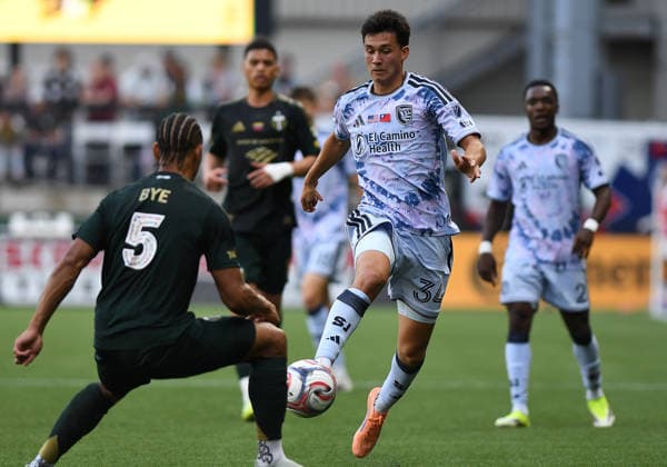 PORTLAND, OR - MAY 23: San Jose Earthquakes midfielder Beau Leroux (34) controls the ball against Portland Timbers defender Brandon Bye (5) during a MLS, Fussball Herren, USA match between the Portland Timbers and San Jose Earthquakes on May 23, 2026 at Providence Park in Portland, Oregon. (Photo by Brian Murphy Icon Sportswire) SOCCER: MAY 23 MLS Portland Timbers vs San Jose Earthquakes EDITORIAL USE ONLY Icon2605231500