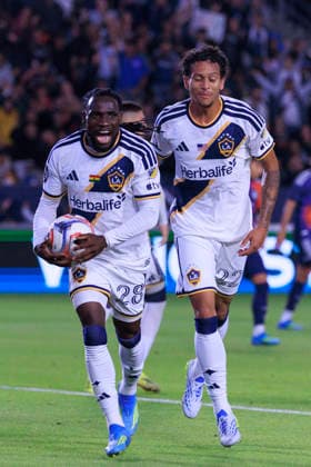 May 23, 2026, Carson, California, USA: Joseph Paintsil 28 and Elijah Wynder 22 of the LA Galaxy celebrate their goal during their regular season MLS, Fussball Herren, USA game against the Houston Dynamo FC on Saturday May 23, 2026 at the Dignity Health Sports Park Stadium in Carson, California. ARIANA RUIZ PI LA Galaxy Vs. Houston Dynamo  - ZUMAp124 20260523_zaa_p124_002 Copyright: xArianaxRuizx
