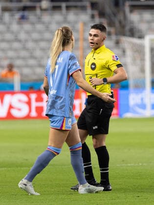 May 23, 2026, Houston, Texas, USA: Houston Dash midfielder SARAH PUNTIGAM (17) talks to an official during the first half of an NWSL match between Angel City FC and the Houston Dash on May 23, 2026, at Shell Energy Stadium in Houston, Texas. Houston USA - ZUMAg287 20260523_zsp_g287_055 Copyright: xMatthewxGuzmanx
