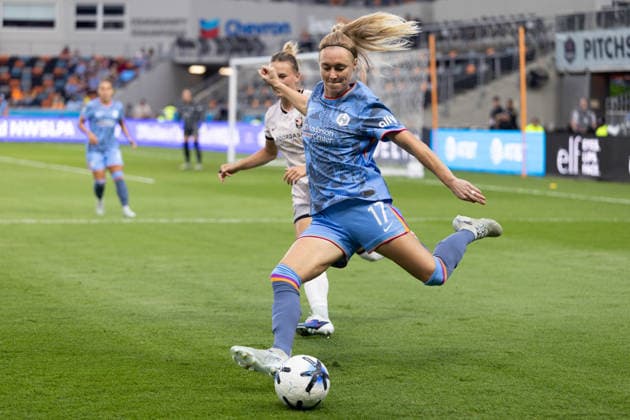May 23, 2026, Houston, Texas, USA: Houston Dash midfielder SARAH PUNTIGAM (17) fights for the ball during the first half of an NWSL match between Angel City FC and the Houston Dash on May 23, 2026, at Shell Energy Stadium in Houston, Texas. Houston USA - ZUMAg287 20260523_zsp_g287_035 Copyright: xMatthewxGuzmanx