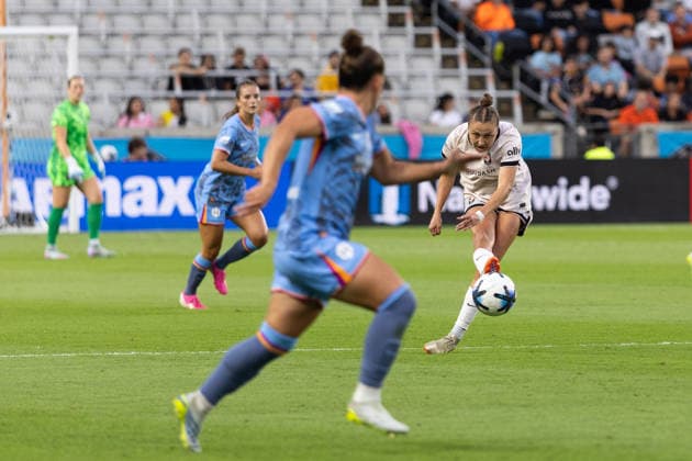May 23, 2026, Houston, Texas, USA: Angel City attacker CLAIRE EMSLIE (10) kicks the ball during the first half of an NWSL match between Angel City FC and the Houston Dash on May 23, 2026, at Shell Energy Stadium in Houston, Texas. Houston USA - ZUMAg287 20260523_zsp_g287_051 Copyright: xMatthewxGuzmanx