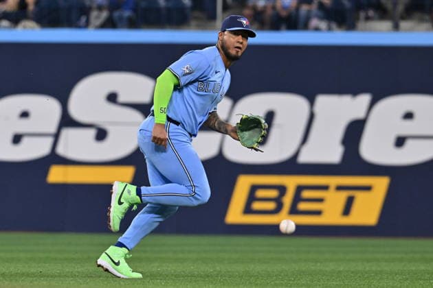 May 23, 2026, Toronto, On, Canada: Toronto Blue Jays infielder Lenyn Sosa (50) tracks a ground ball single off the bat of Pittsburgh Pirates infielder Spencer Horwitz, not pictured, during second inning MLB, Baseball Herren, USA baseball action in Toronto on Saturday, May 23, 2026. Lenyn Sosa - ZUMAc35_ 20260523_zaf_c35_068 Copyright: xJonxBlackerx