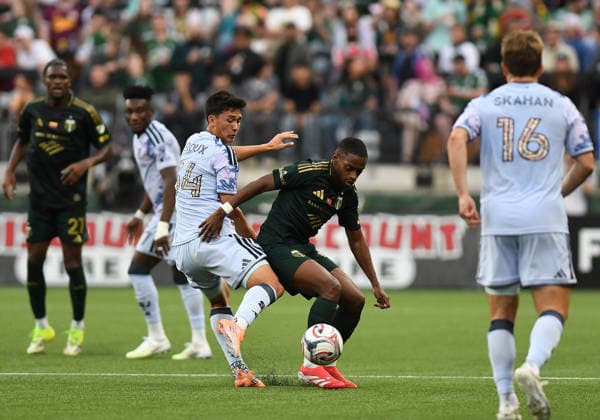 PORTLAND, OR - MAY 23: Portland Timbers midfielder David Da Costa (10) controls the ball against San Jose Earthquakes midfielder Beau Leroux (34) during a MLS, Fussball Herren, USA match between the Portland Timbers and San Jose Earthquakes on May 23, 2026 at Providence Park in Portland, Oregon. (Photo by Brian Murphy Icon Sportswire) SOCCER: MAY 23 MLS Portland Timbers vs San Jose Earthquakes EDITORIAL USE ONLY Icon2605232058