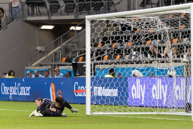 May 23, 2026, Houston, Texas, USA: Houston Dash goalkeeper CAROLINE DELISLE (40) misses a goal by Angel City attacker CASEY PHAIR (9) during the first half of an NWSL match between Angel City FC and the Houston Dash on May 23, 2026, at Shell Energy Stadium in Houston, Texas. Houston USA - ZUMAg287 20260523_zsp_g287_014 Copyright: xMatthewxGuzmanx