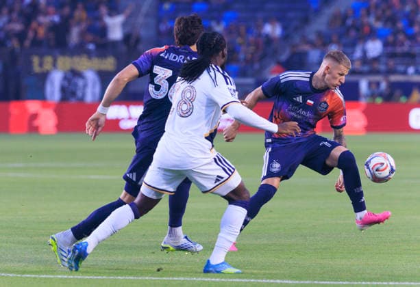 May 23, 2026, Carson, California, USA: Mateusz Bogusz 19 of the Houston Dynamo FC receives the ball as Joseph Paintsil 28 of the LA Galaxy defends during their regular season MLS, Fussball Herren, USA game on Saturday May 23, 2026 at the Dignity Health Sports Park Stadium in Carson, California. Galaxy tie with Dynamo, 1-1. ARIANA RUIZ PI Carson USA - ZUMAp124 20260523_zaa_p124_021 Copyright: xArianaxRuizx