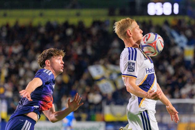May 23, 2026, Carson, California, USA: Jakob Glesnes 5 of the LA Galaxy controls the ball during their regular season MLS, Fussball Herren, USA match against the Houston Dynamo on Saturday May 23, 2026 at Dignity Health Sports Park Stadium in Carson, California. Galaxy tie with Dynamo, 1-1. JAVIER ROJAS PI LA Galaxy Vs. Houston Dynamo  - ZUMAp124 20260523_zaa_p124_071 Copyright: xJavierxRojasx