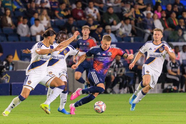 May 23, 2026, Carson, California, USA: Mateusz Bogusz 19 of the LA Galaxy tries to get past the Houston Dynamo FC defenders during their regular season MLS, Fussball Herren, USA match on Saturday May 23, 2026 at Dignity Health Sports Park Stadium in Carson, California. Galaxy tie with Dynamo, 1-1. JAVIER ROJAS PI Carson USA - ZUMAp124 20260523_zaa_p124_052 Copyright: xJavierxRojasx