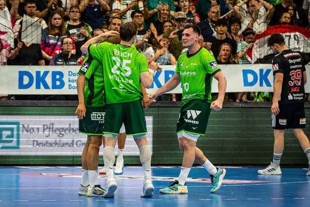 23 05 2026, xovx, Handball Daikin Handball Bundesliga, HSG Wetzlar HC Erlangen The players of HSG Wetzlar celebrate the 29 26 home victory over HC Erlangen Wetzlar Buderus Arena Hessen Germany EN