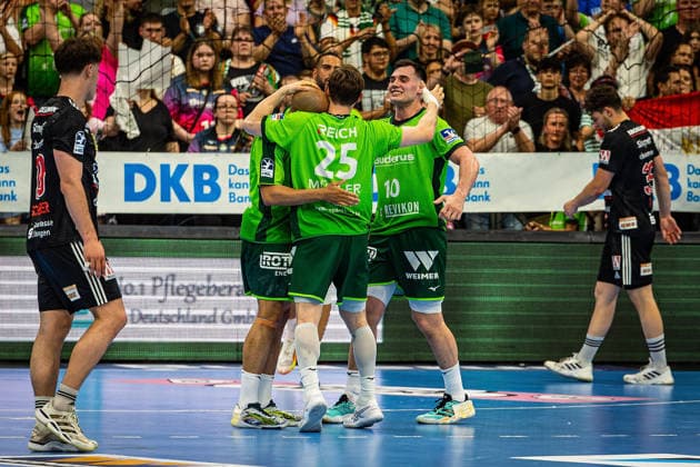 23 05 2026, xovx, Handball Daikin Handball Bundesliga, HSG Wetzlar HC Erlangen The players of HSG Wetzlar celebrate the 29 26 home victory over HC Erlangen Wetzlar Buderus Arena Hessen Germany EN