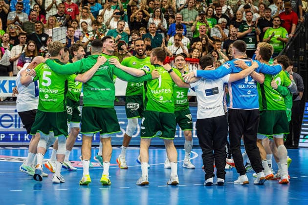 23 05 2026, xovx, Handball Daikin Handball Bundesliga, HSG Wetzlar HC Erlangen The players of HSG Wetzlar celebrate the 29 26 home victory over HC Erlangen Wetzlar Buderus Arena Hessen Germany EN