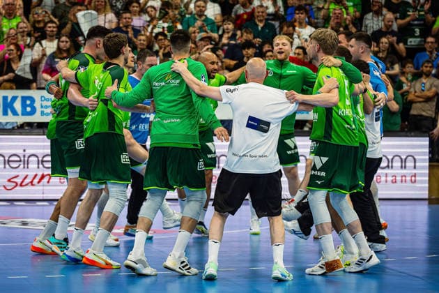 23 05 2026, xovx, Handball Daikin Handball Bundesliga, HSG Wetzlar HC Erlangen The players of HSG Wetzlar celebrate the 29 26 home victory over HC Erlangen Wetzlar Buderus Arena Hessen Germany EN