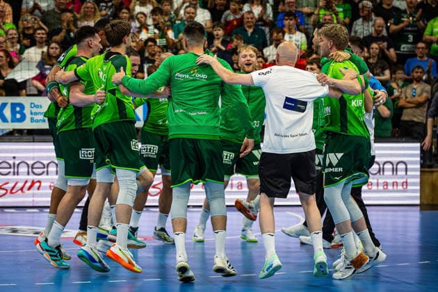 23 05 2026, xovx, Handball Daikin Handball Bundesliga, HSG Wetzlar HC Erlangen The players of HSG Wetzlar celebrate the 29 26 home victory over HC Erlangen Wetzlar Buderus Arena Hessen Germany EN
