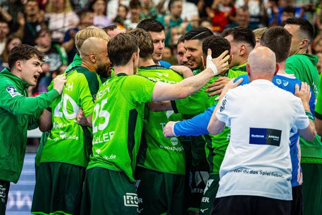23 05 2026, xovx, Handball Daikin Handball Bundesliga, HSG Wetzlar HC Erlangen The players of HSG Wetzlar celebrate the 29 26 home victory over HC Erlangen Wetzlar Buderus Arena Hessen Germany EN