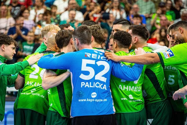 23 05 2026, xovx, Handball Daikin Handball Bundesliga, HSG Wetzlar HC Erlangen The players of HSG Wetzlar celebrate the 29 26 home victory over HC Erlangen Wetzlar Buderus Arena Hessen Germany EN