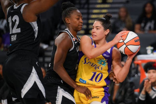 May 23, 2026, Las Vegas, Nevada, USA: KELSEY PLUM (10) of Los Angeles Sparks defending the ball during last minutes of the forth quarter of the game at Michelob ULTRA Arena in Las Vegas. WNBA, Basketball Damen, USA 2026: Los Angeles Sparks 101-95 Las Vegas Aces  - ZUMAo117 20260523_zsp_o117_011 Copyright: xMikaelxOnax