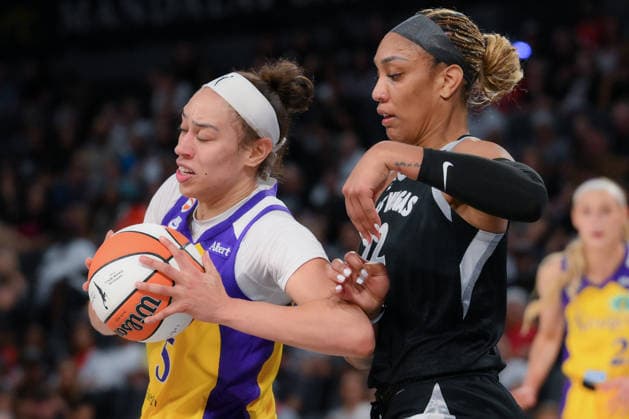 May 23, 2026, Las Vegas, Nevada, USA: A JA WILSON (22) of The Las Vegas Aces (R) competes against DEARICA HAMBY 5 (L) the Los Angeles sparks during WNBA, Basketball Damen, USA regular-season game at Michelob ULTRA Arena in Las Vegas. WNBA 2026: Los Angeles Sparks 101-95 Las Vegas Aces  - ZUMAo117 20260523_zsp_o117_013 Copyright: xMikaelxOnax