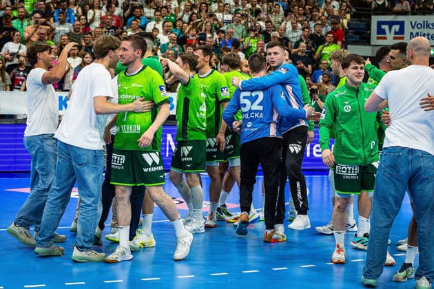 23 05 2026, xovx, Handball Daikin Handball Bundesliga, HSG Wetzlar HC Erlangen The players of HSG Wetzlar celebrate the 29 26 home victory over HC Erlangen Wetzlar Buderus Arena Hessen Germany EN