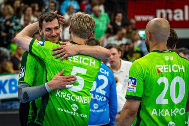23 05 2026, xovx, Handball Daikin Handball Bundesliga, HSG Wetzlar HC Erlangen The players of HSG Wetzlar celebrate the 29 26 home victory over HC Erlangen V l Jona Schoch HSG Wetzlar , Tristan Kirschner HSG Wetzlar , Cyrill Akakpo HSG Wetzlar Wetzlar Buderus Arena Hessen Germany EN
