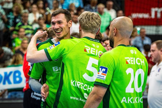 23 05 2026, xovx, Handball Daikin Handball Bundesliga, HSG Wetzlar HC Erlangen The players of HSG Wetzlar celebrate the 29 26 home victory over HC Erlangen V l Jona Schoch HSG Wetzlar , Tristan Kirschner HSG Wetzlar , Cyrill Akakpo HSG Wetzlar Wetzlar Buderus Arena Hessen Germany EN