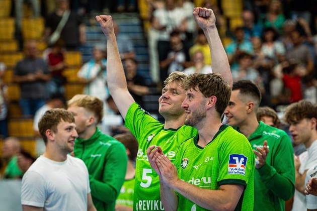 23 05 2026, xovx, Handball Daikin Handball Bundesliga, HSG Wetzlar HC Erlangen The players of HSG Wetzlar celebrate the 29 26 home victory over HC Erlangen V l Tristan Kirschner HSG Wetzlar , Niklas Theiß HSG Wetzlar Wetzlar Buderus Arena Hessen Germany EN