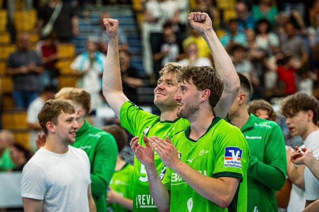 23 05 2026, xovx, Handball Daikin Handball Bundesliga, HSG Wetzlar HC Erlangen The players of HSG Wetzlar celebrate the 29 26 home victory over HC Erlangen V l Tristan Kirschner HSG Wetzlar , Niklas Theiß HSG Wetzlar Wetzlar Buderus Arena Hessen Germany EN