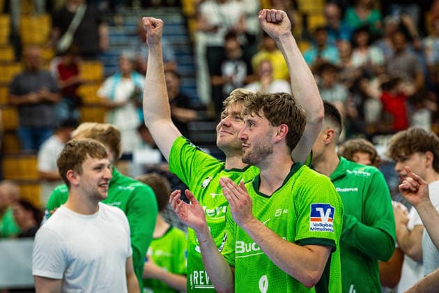 23 05 2026, xovx, Handball Daikin Handball Bundesliga, HSG Wetzlar HC Erlangen The players of HSG Wetzlar celebrate the 29 26 home victory over HC Erlangen V l Tristan Kirschner HSG Wetzlar , Niklas Theiß HSG Wetzlar Wetzlar Buderus Arena Hessen Germany EN