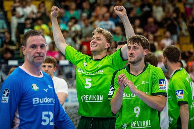 23 05 2026, xovx, Handball Daikin Handball Bundesliga, HSG Wetzlar HC Erlangen The players of HSG Wetzlar celebrate the 29 26 home victory over HC Erlangen V l Andreas Palicka HSG Wetzlar , Tristan Kirschner HSG Wetzlar , Niklas Theiß HSG Wetzlar Wetzlar Buderus Arena Hessen Germany EN