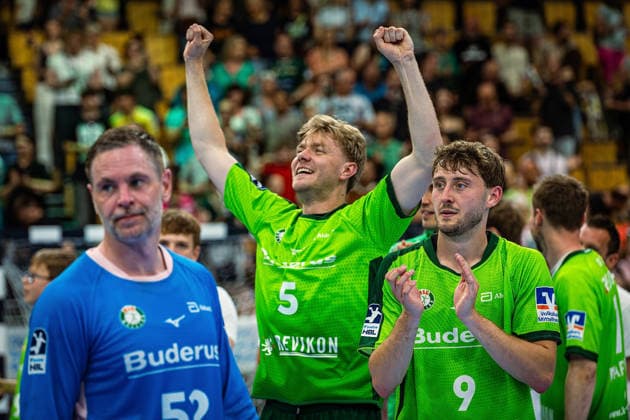23 05 2026, xovx, Handball Daikin Handball Bundesliga, HSG Wetzlar HC Erlangen The players of HSG Wetzlar celebrate the 29 26 home victory over HC Erlangen V l Andreas Palicka HSG Wetzlar , Tristan Kirschner HSG Wetzlar , Niklas Theiß HSG Wetzlar Wetzlar Buderus Arena Hessen Germany EN