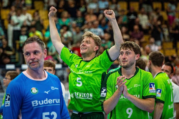 23 05 2026, xovx, Handball Daikin Handball Bundesliga, HSG Wetzlar HC Erlangen The players of HSG Wetzlar celebrate the 29 26 home victory over HC Erlangen V l Andreas Palicka HSG Wetzlar , Tristan Kirschner HSG Wetzlar , Niklas Theiß HSG Wetzlar Wetzlar Buderus Arena Hessen Germany EN