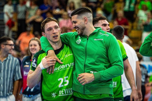 23 05 2026, xovx, Handball Daikin Handball Bundesliga, HSG Wetzlar HC Erlangen The players of HSG Wetzlar celebrate the 29 26 home victory over HC Erlangen V l Justin Müller HSG Wetzlar , Stefan Cavor HSG Wetzlar Wetzlar Buderus Arena Hessen Germany EN