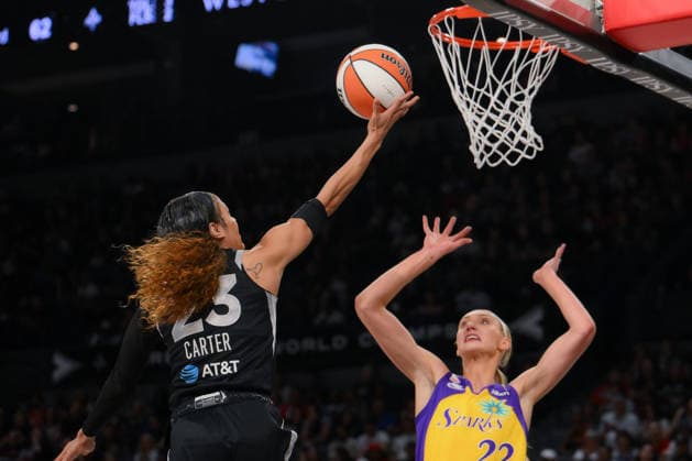 May 23, 2026, Las Vegas, Nevada, USA: CHENNEDY CARTER 23 (L) with a lay up against the los Angeles sparks during WNBA, Basketball Damen, USA regular-season game at Michelob ULTRA Arena in Las Vegas. WNBA 2026: Los Angeles Sparks 101-95 Las Vegas Aces  - ZUMAo117 20260523_zsp_o117_028 Copyright: xMikaelxOnax