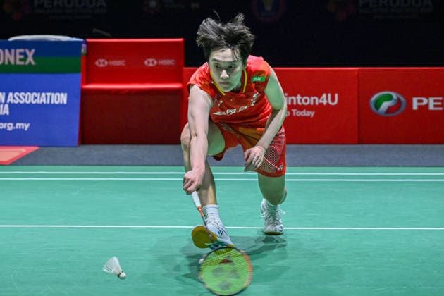 (260524) -- KUALA LUMPUR, May 24, 2026 -- Zhang Yufei hits a return during the women s singles final match between Chen Yufei of China and Ratchanok Intanon of Thailand at 2026 Malaysia Masters badminton tournament in Kuala Lumpur, Malaysia, May 24, 2026. (Photo by Xinhua) (SP)MALAYSIA-KUALA LUMPUR-BADMINTON-MALAYSIA MASTERS-WOMEN S SINGLES ChongxVoonxChung 