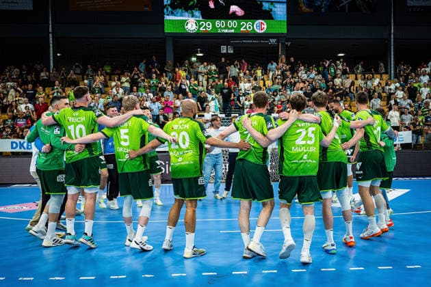 23 05 2026, xovx, Handball Daikin Handball Bundesliga, HSG Wetzlar HC Erlangen The players of HSG Wetzlar celebrate the 29 26 home victory over HC Erlangen Wetzlar Buderus Arena Hessen Germany EN