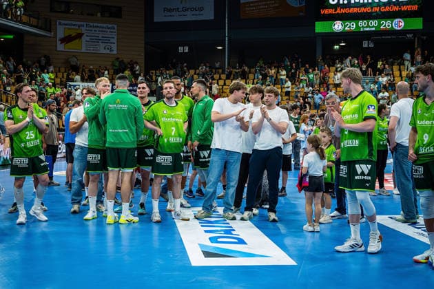 23 05 2026, xovx, Handball Daikin Handball Bundesliga, HSG Wetzlar HC Erlangen The players of HSG Wetzlar celebrate the 29 26 home victory over HC Erlangen Wetzlar Buderus Arena Hessen Germany EN