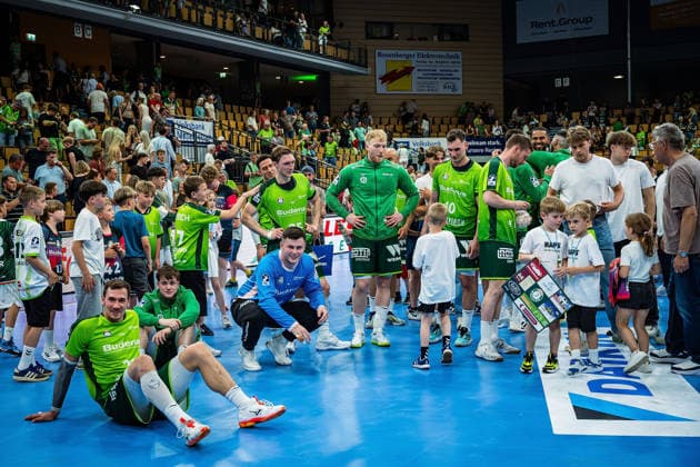 23 05 2026, xovx, Handball Daikin Handball Bundesliga, HSG Wetzlar HC Erlangen The players of HSG Wetzlar celebrate the 29 26 home victory over HC Erlangen Wetzlar Buderus Arena Hessen Germany EN
