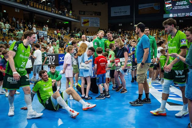23 05 2026, xovx, Handball Daikin Handball Bundesliga, HSG Wetzlar HC Erlangen The players of HSG Wetzlar celebrate the 29 26 home victory over HC Erlangen Wetzlar Buderus Arena Hessen Germany EN