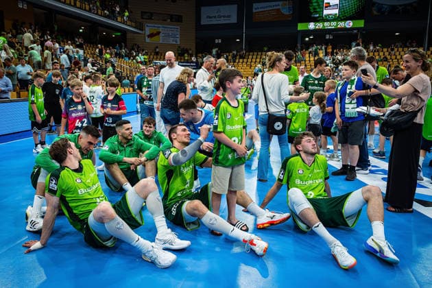 23 05 2026, xovx, Handball Daikin Handball Bundesliga, HSG Wetzlar HC Erlangen The players of HSG Wetzlar celebrate the 29 26 home victory over HC Erlangen Wetzlar Buderus Arena Hessen Germany EN